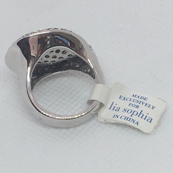 Showcase Ring - Picture 3 of 3